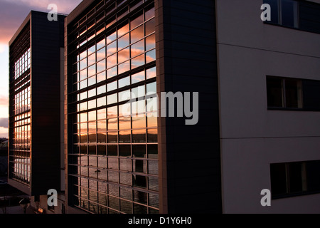 Winter Sonnenuntergang Landschaft reflektiert an den Fenstern des modernen Bürogebäuden entlang der Uferpromenade in Dundee, Großbritannien Stockfoto