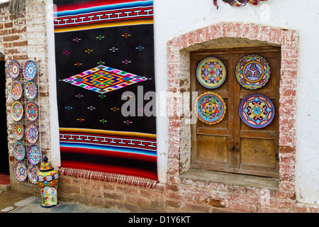 Anzeigen von Elementen zum Verkauf vor einem Geschäft in Todos Santos, Baja, Mexiko Stockfoto