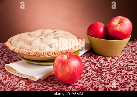 Äpfel und einem frisch gebackenen Apfelkuchen. Stockfoto