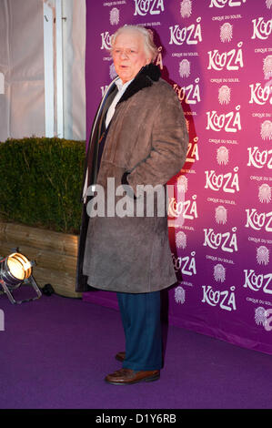 London, UK - 8. Januar 2013: Sir David Jason kommt bei der Europapremiere von Cirque du Soleil neueste Show KOOZA in der Royal Albert Hall. Stockfoto