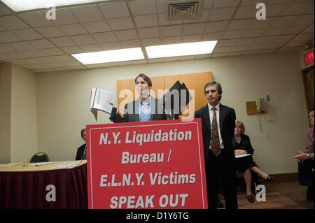 8. Januar 2013 verletzt - Manhattan, New York, USA - DANIEL MALIN, 34, Manhattan, beim Überfahren eines Automobils in Buffalo, als er 2 1/2 war. Die Executive Life Insurance Company of New York (ELNY) Opfer sprechen heraus gegen Dezember 2011 sie eingegangenen Mitteilungen der drohende Kürzungen zu strukturierten Siedlungen auf einer Pressekonferenz im Hotel Pennsylvania, Dienstag, 8. Januar 2013. (Bild Kredit: Bryan Smith/ZUMAPRESS.com ©) Stockfoto