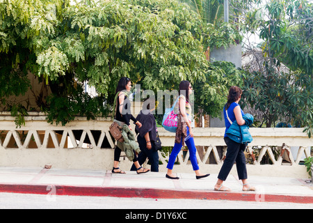 Frauen gehen auf den Straßen von Todos Santos, Baja, Mexiko Stockfoto