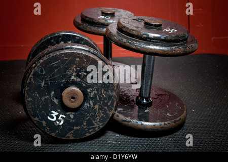 Ein altes aber gut genutzt, Reihe von Hanteln im Fitnessstudio. Stockfoto