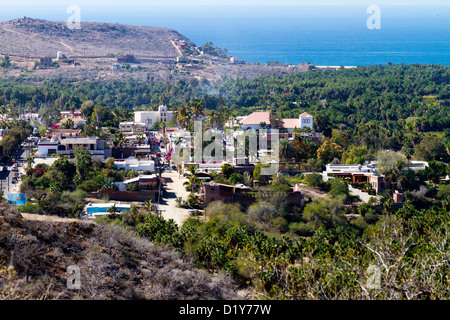 Ansicht von Todos Santos, Baja, Mexiko von einem Hügel mit Blick auf das Dorf. Stockfoto