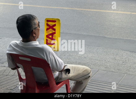 PHUKET, THAILAND, 24. Februar 2012: Ein Taxifahrer blinkt eine Vermietung zu unterzeichnen, an der Saidnamyen Road in Patong Beach. Stockfoto