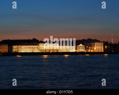 Die Saint Petersburg State University in die Böschung Universitetskaya während der weißen Nächte Stockfoto