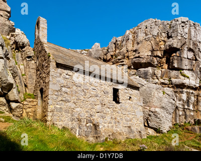 St. Govan Kapelle in der Nähe von Bosherston Pembrokeshire South Wales UK eine steinerne Kapelle, erbaut in den Klippen gewidmet St. Govan Stockfoto