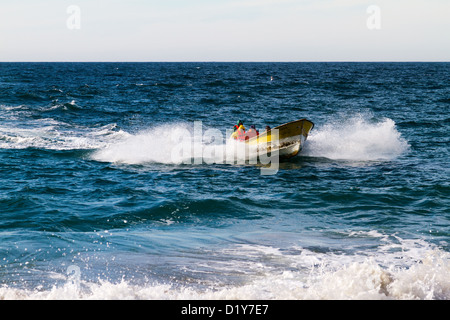 Beschleunigung Panga kommt Fischerboot an Land, in der Nähe von Todos Santos, Baja, Mexiko Stockfoto