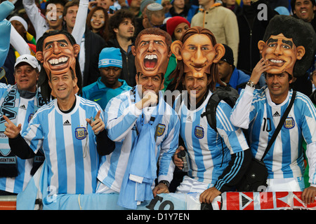 JOHANNESBURG, SÜDAFRIKA - 27. JUNI: Fans zeigen ihre Unterstützung für Argentinien beim Achtelfinale der FIFA-Weltmeisterschaft zwischen Argentinien und Mexiko im Soccer City Stadium am 27. Juni 2010 in Johannesburg, Südafrika. Nur redaktionelle Verwendung. Kommerzielle Nutzung verboten. (Foto: Jonathan Paul Larsen / Diadem Images) Stockfoto