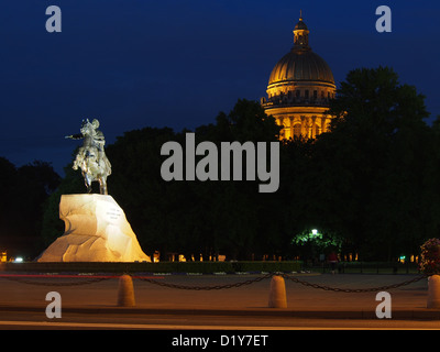 Der eherne Reiter und die Isaakskathedrale während der weißen Nächte in St. Petersburg, Russland Stockfoto