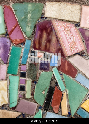 Scherben aus ausrangierten Fliesen schmücken eine Wand des Watts Towers im Abschnitt "Watt" von Los Angeles. Stockfoto