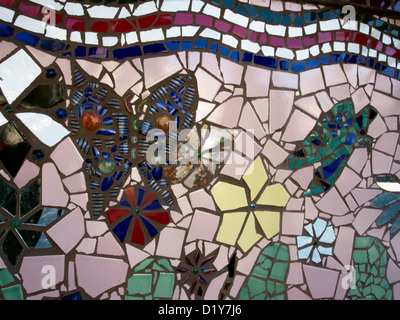 Scherben aus Fliesen, Glas und anderen Rückwürfe dienten Watts Towers in Los Angeles zu schmücken. Stockfoto