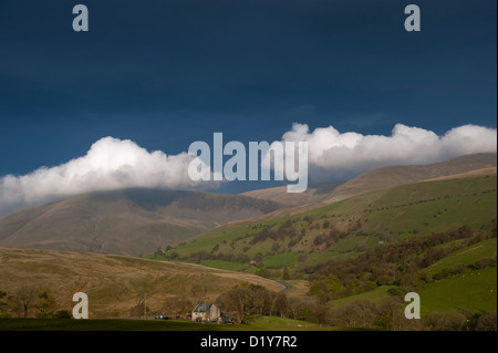 Niedrige Wolken bilden über die Cautley Crag und das Kalb in der Howgills an einem frühen Morgen im Frühling. Cumbria, UK Stockfoto