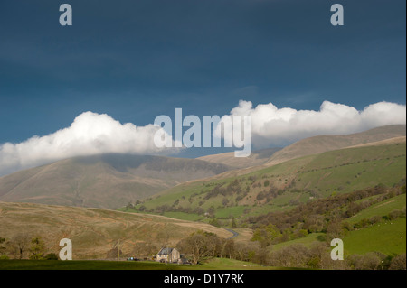 Gewitterhimmel und Stratocumulus bilden über Cautley Crag in Howgill Fells in Cumbria, UK Stockfoto