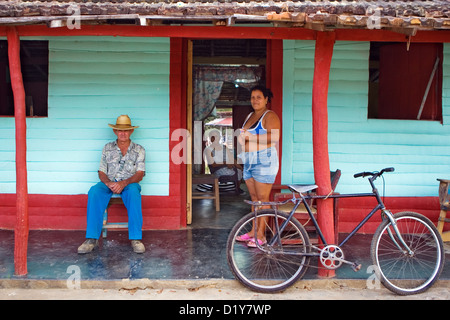 Kubanische Familie posiert vor ihrem Haus Stockfoto