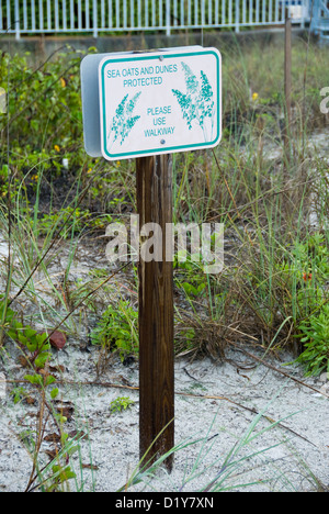 Sehafer und Dünen Vorsicht unterzeichnen in Indian Rocks Beach, Florida Stockfoto