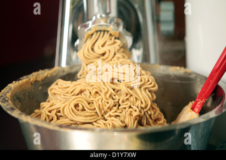 Takehito Maeda machen Miso in seiner Küche in Nelson, Neuseeland Stockfoto