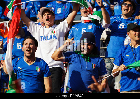 JOHANNESBURG, SÜDAFRIKA - 24. JUNI: Italienische Fans jubeln beim Spiel der Gruppe F der FIFA-Weltmeisterschaft zwischen Italien und der Slowakei am 24. Juni 2010 im Ellis Park Stadium in Johannesburg, Südafrika. Nur redaktionelle Verwendung. Kommerzielle Nutzung verboten. Foto von Jonathan Paul Larsen / Diadem Images) Stockfoto