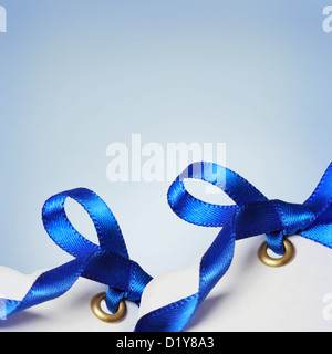 Preisschilder mit blauen Bändern auf hellblauem Hintergrund Stockfoto