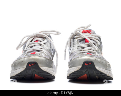 Grau Nike Laufschuhe isoliert auf weißem Hintergrund Stockfoto