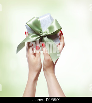 Frau mit einem kleinen Geschenk-Box Stockfoto