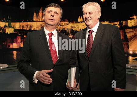 8. Januar 2013 Prag Tschechische Republik. Zwei Tage vor den ersten direkten Präsidentschaftswahlen in der Tschechischen Republik, zwei der schwersten Kandidaten für die Präsidentschaft trat Jan Fischer (links) und Milos Zeman in einer Debatte, die live im Fernsehen ausgestrahlt. Stockfoto