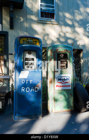 Paar von Vintage Gaspumpen für den Verkauf außerhalb ein Antiquitätengeschäft in der Nähe von Wells, Maine, USA. Stockfoto