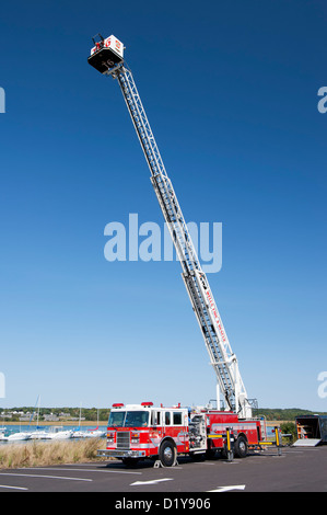 Feuerwehrauto mit erweiterten Leiter zu durchbohren. Stockfoto