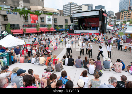 New Orleans Lagniappe Brass Band geben eine Outdoor-Show in der Esplanade De La Place des Arts in Montreal Jazz Festival. Stockfoto