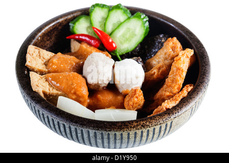 Fischfrikadellen mit süßer Soße serviert Stockfoto