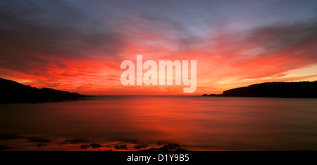 Sonnenaufgang über der Bucht mit einem roten Himmel Stockfoto