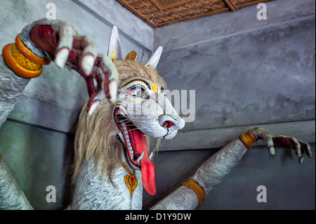 Hindu Tonerdemaske von ein mythologisches Tier am Shamaguri Sattra (Hindu-Kloster) liegt auf Majuli Insel, Assam, Indien. Stockfoto