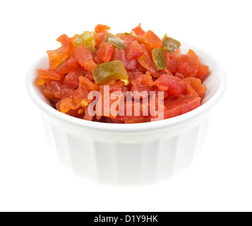 Eine kleine Schüssel gefüllt mit gewürfelten Tomaten und Paprika auf einem weißen Hintergrund. Stockfoto