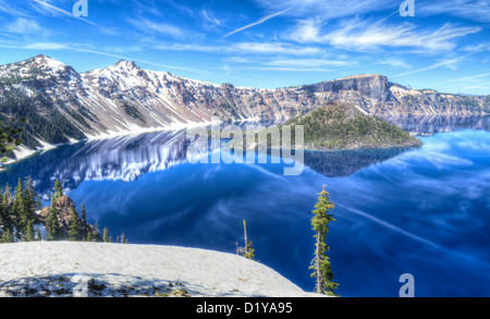 Tiefblauen Kratersee weiße Wolken reflektiert und umgibt Wizard Island Stockfoto