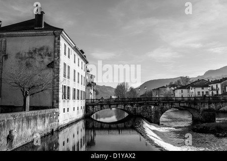 Menschen, überqueren die Stein Brücke über den Fluss Salat in St. Girons, Midi-Pyrenäen, Frankreich. Schwarz und weiß. B&W Stockfoto