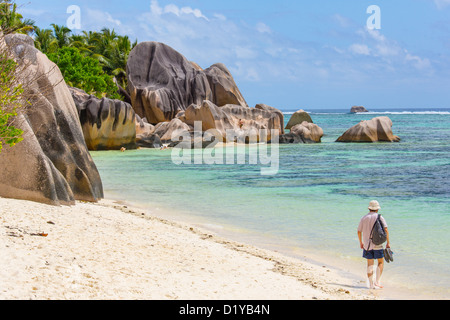 Koreanische Touristen am Strand von Anse de Source d ' Argent, La Digue Island, Seychellen Stockfoto