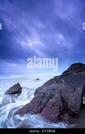 Dämmerung nähert sich über Treganhawke Strand Whitsand Bay Cornwall UK Stockfoto