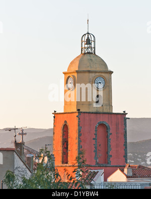 Das bunt bemalten Uhrturm ist eine Darstellung der traditionellen Architektur in St. Tropez, Südfrankreich. Stockfoto