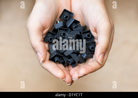 Tasten der Tastatur in Frauenhand mit der "Hilfe"-Taste in der Mitte, Konzept bieten Hilfe Stockfoto