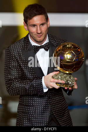 Lionel Messi Argentinien hält die Trophäe Alloft nach dem Gewinn der FIFA Ballon d ' or für einen vierten Mal in Folge beim FIFA Ballon d ' or Gala 2012 im Kongresshaus am 7. Januar 2013 in Zürich, Schweiz. Foto: S.Lau Stockfoto