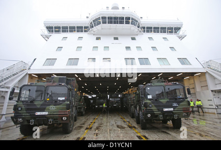 Fahrzeuge und Container mit 'Patriot' Verteidigung Raketen werden für die Mission in der Türkei im Hafen von Lübeck-Travemünde in Travemünde, Deutschland, 8. Januar 2013 geladen. Bis zu 300 Fahrzeuge und 130 Behälter mit militärischer Ausrüstung sind an Bord der Fähre "Suecia Seaways" aus Dänemark. Foto: Christian Charisius Stockfoto