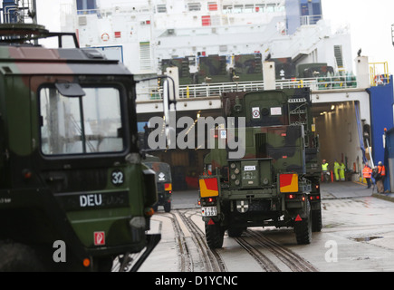 Fahrzeuge und Container mit 'Patriot' Verteidigung Raketen werden für die Mission in der Türkei im Hafen von Lübeck-Travemünde in Travemünde, Deutschland, 8. Januar 2013 geladen. Bis zu 300 Fahrzeuge und 130 Behälter mit militärischer Ausrüstung sind an Bord der Fähre "Suecia Seaways" aus Dänemark. Foto: Christian Charisius Stockfoto