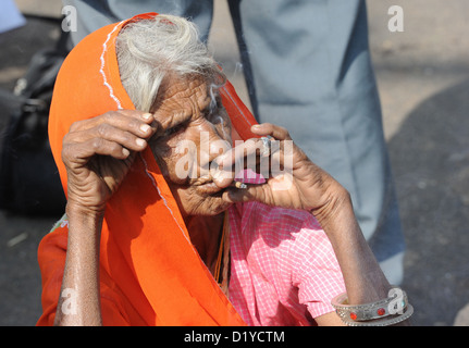 Eine alte Frau raucht in Pushkar, Indien, 20. November 2012. Foto: Jens Kalaene Stockfoto