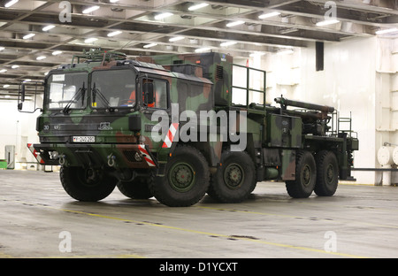 Ein Fahrzeug ("Launcher") für die "Patriot" Verteidigung Raketen wird für die Mission in der Türkei im Hafen von Lübeck-Travemünde in Travemünde, Deutschland, 8. Januar 2013 geladen. Bis zu 300 Fahrzeuge und 130 Behälter mit militärischer Ausrüstung sind an Bord der Fähre "Suecia Seaways" aus Dänemark. Foto: Christian Charisius Stockfoto