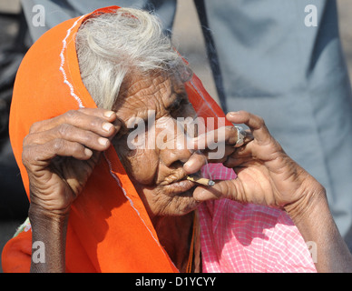 Eine alte Frau raucht in Pushkar, Indien, 20. November 2012. Foto: Jens Kalaene Stockfoto
