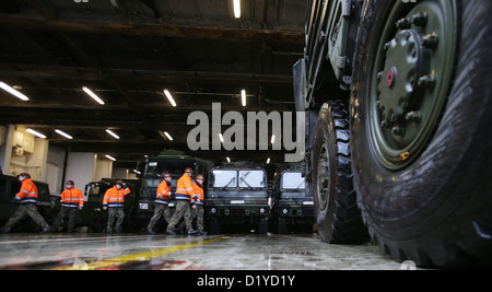 Vehichles und Container 'Patriot' Verteidigung Raketen werden für die Mission in der Türkei im Hafen von Lübeck-Travemünde in Lübeck, 8. Januar 2013 geladen. Bis zu 300 Fahrzeuge und 130 Behälter mit militärischer Ausrüstung sind an Bord der Fähre "Suecia Seaways" aus Dänemark. FOTO: CHRISTIAN CHARISIUS Stockfoto