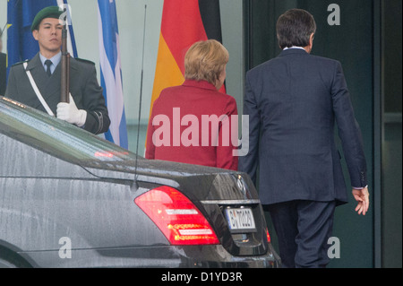 Bundeskanzlerin Angela Merkel (CDU, L) begrüßt griechischen Premier Antonis Samaras vor dem Kanzleramt in Berlin, Deutschland, 8 Januar. Sie haben getroffen, um bilaterale Gespräche zu führen. Foto: Maurizio Gambarini Stockfoto