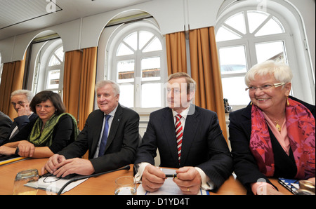 Bundesverkehrsminister Peter Ramsauer (CSU, L-R), deutsche Landwirtschaft Ministerin Ilse Aigner (CSU), CSU-Vorsitzende Horst Seehofer, Gast, der irische Premierminister Enda Kenny, und Chairmwoman des Nationalkomitees der CSU im Bundestag, Gerda Hasselfeldt, an der Winter-Konferenz des CSU-Nationalkomitees im Schulungszentrum der Hanns-Seidel-Stiftung in Wildbad Kreuth, Deutschland, 8. Januar 2013 teilnehmen. Am Anfang des Jahres 2013 hat die EU-Ratspräsidentschaft Zyperns Irland übernommen. Foto: Frank Leonhardt Stockfoto