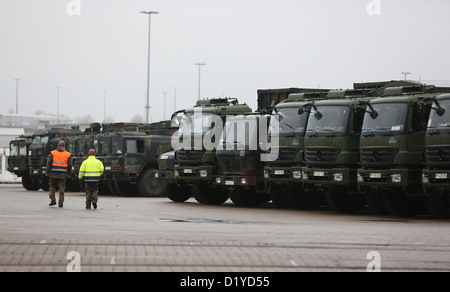 Fahrzeuge und Container mit 'Patriot' Verteidigung Raketen werden für die Mission in der Türkei im Hafen von Lübeck-Travemünde in Travemünde, Deutschland, 8. Januar 2013 geladen. Bis zu 300 Fahrzeuge und 130 Behälter mit militärischer Ausrüstung sind an Bord der Fähre "Suecia Seaways" aus Dänemark. Foto: Christian Charisius Stockfoto