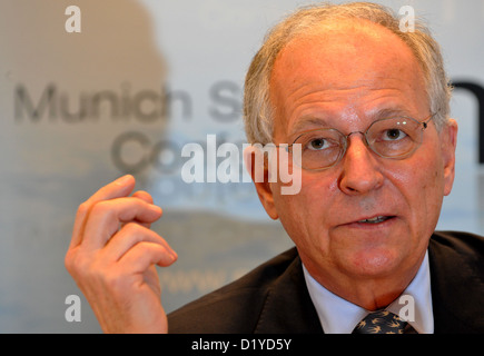 Datei - ein Datei-Foto vom 26. Januar 2011 zeigt der Vorsitzende des Munich Security Conference Wolfgang Ischinger auf einer Pressekonferenz in München. Da US-Präsident Barack Obama seine Außenpolitik-Team nominiert, fordert ehemaliger Botschafter in Washingten Wolfgang Ischinger starke politische Impulse von den Vereinigten Staaten. Foto: Frank Leonhardt Stockfoto